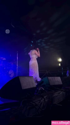 Lauren Mayberry [ lauren-mayberry ] - Take a look at the example photo