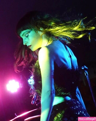 Lauren Mayberry [ lauren-mayberry ] - nothing like a hot bath