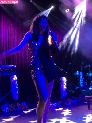 Lauren Mayberry [ lauren-mayberry ] - Too juicy 😋