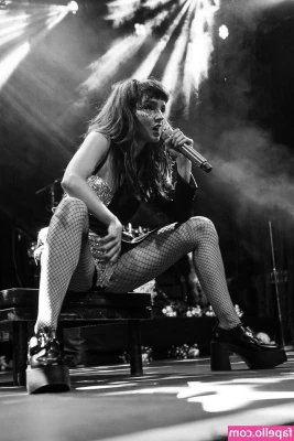 Lauren Mayberry [ lauren-mayberry ] - How quickly can you take a bra off with one hand
