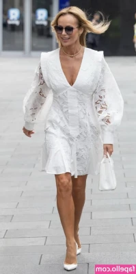 Amanda Holden [ amanda-holden-1 ] - Presenting my pussy to you I m here to satisfy your deepest desires