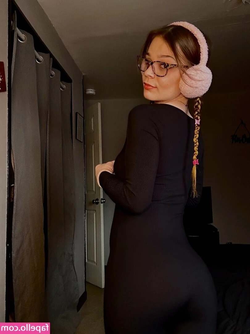 nsfw-chloe - Good morning babes give me your money