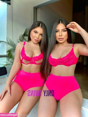 Only Twins Hillary & Lesly [ only-twins-hillary-amp-lesly ] - Erotic shooting backstage