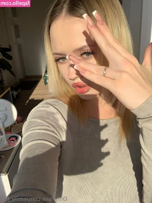 emily_hix [ emily-hix ] - I'm looking sooooo bad to be cuddled right now... Tell me if you'd be