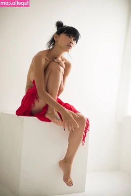 Bai Ling [ bai-ling ] - This pussy is looking for some birdies   Are you ready to be pounced 