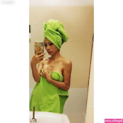 Bai Ling [ bai-ling ] - banho gostoso