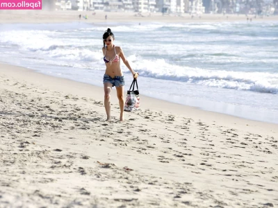 Bai Ling [ bai-ling ] - bury your face in my fat ass