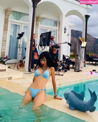 Bai Ling [ bai-ling ] - Freebie FRIDAYYY   Felt cute so i took a pic for ya’ll❤️~ these
