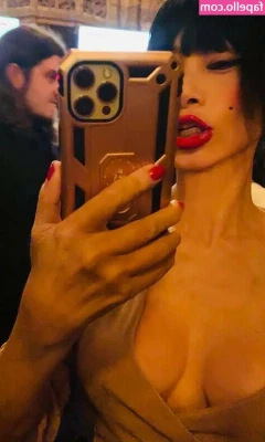 Bai Ling [ bai-ling ] - She gets on all fours and aces the electric massager against her cunt.