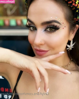 bluntbarbie - Oh... hey there! What ya’ll doin?