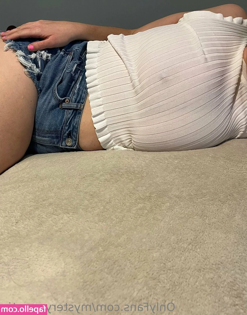 mysterysweetie - Standing at my stairway.. 🍑