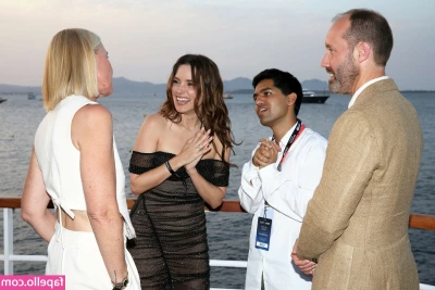 Sophia Bush [ sophia-bush ] - Upskirt no panties 😈 Please like, because every like makes me wet