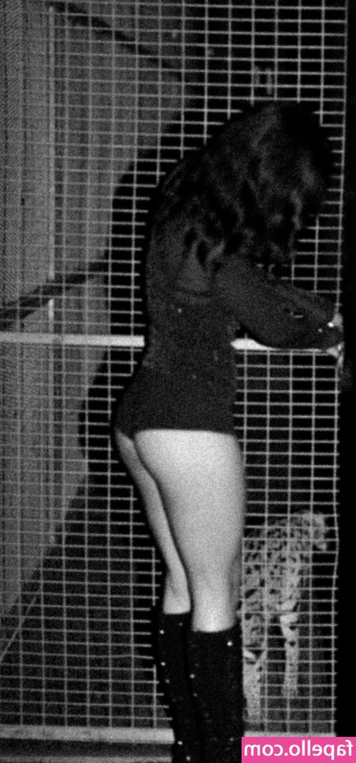  [ melinecrn ] - Give mommy all your money  **click pic for booty 😜