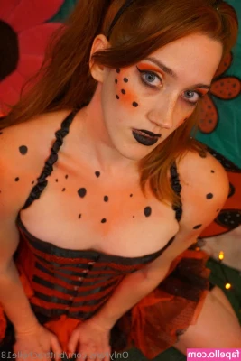 brittrachelle18 - I’m lying naked in bed right now 👀