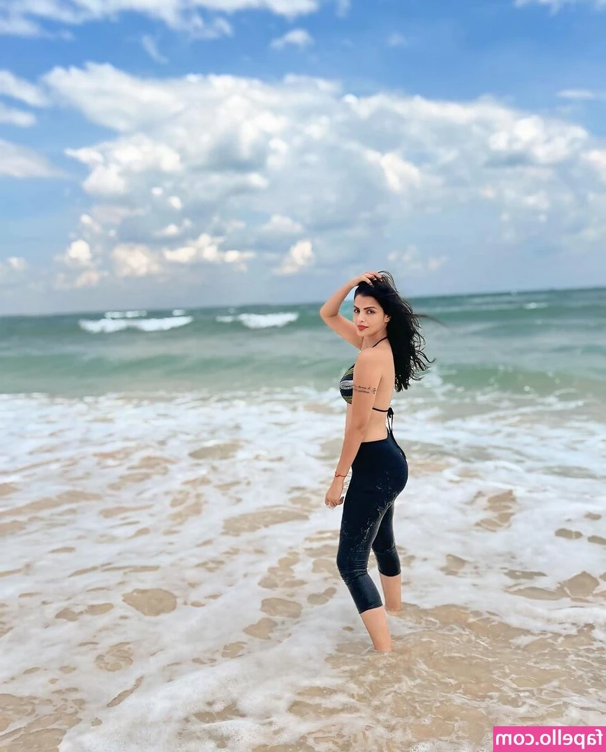 Sonali Raut [ sonali-raut ] - Hi luvs doing customs and videos calls right now  Dm me if you re