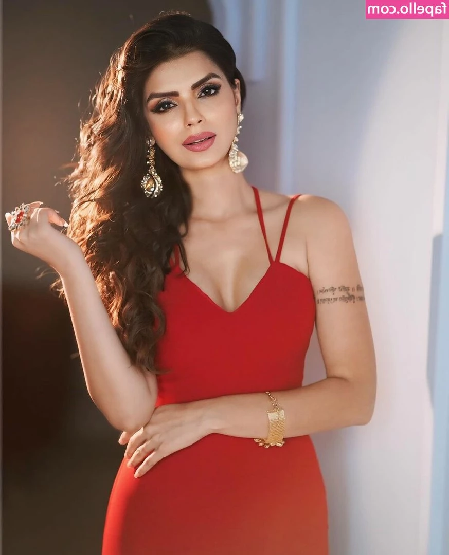 Sonali Raut [ sonali-raut ] - Want to have some fun before you fall asleep? 😈 Check your DM Love