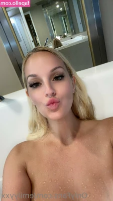 emilyyxx - Full video đái vì sướng