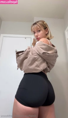 gingerbbyyyy [ gingerbbyyyy-1 ] - Morning my lovelies, is my peach getting bigger do you think?