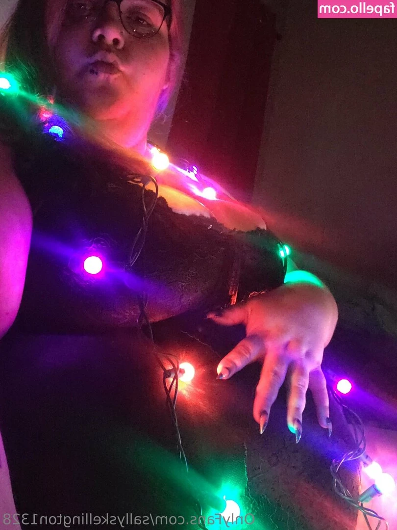 sallyskellington1328 - Watch me in doggy style shake my ass with no bottoms on