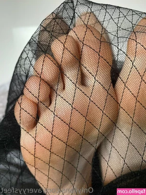 averyysfeet - Life has been very hard and complicated recently but I m still here