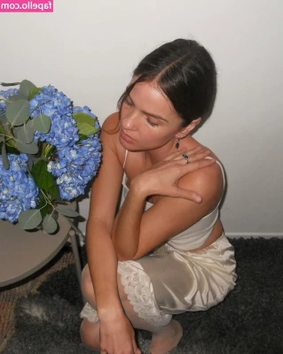Shelley Hennig [ shelley-hennig ] - During yoga