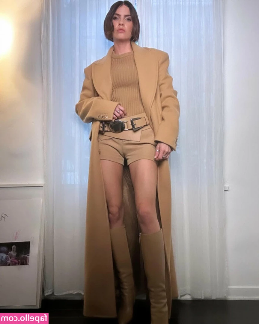 Shelley Hennig [ shelley-hennig ] - Have a very sexy xmas 💕