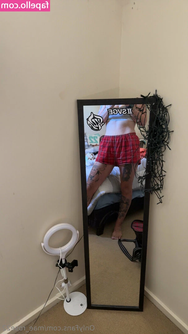 mae_rose22 [ mae-rose22 ] - want to see what i'm hiding? 🍆