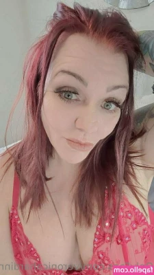 veronicahardinn - Hot girls wearing glasses  still can t seem to find their bras  
