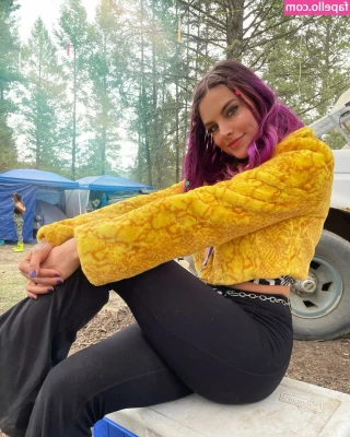Pykamusic Pyka [ pykamusic-pyka ] - upskirt   legs  feet  milf  knickers  thong