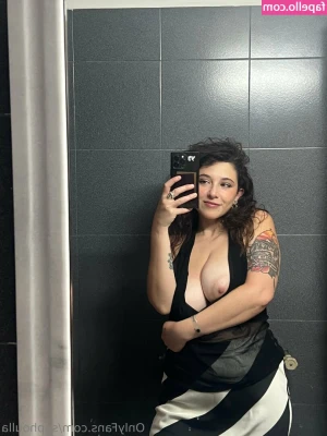 Sophoulla [ sophoulla-1 ] - Toes in the wild