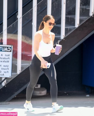 Minka Kelly [ minka-kelly ] - I my country right now is almost 6 a m  My tired feets need a rest