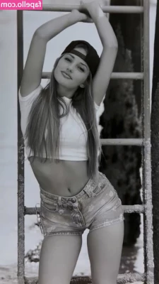Minka Kelly [ minka-kelly ] - Okay but hi. Pls take a moment. I’m posting this mid-shoot and I