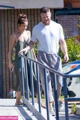 Minka Kelly [ minka-kelly ] - What s on that phone bruh