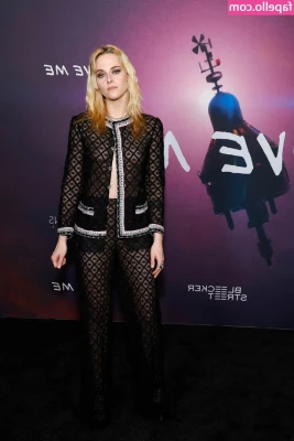 Kristen Stewart [ kristen-stewart ] - Hoy tengo el vestuario del gym para mi sola   así que móvil en mano