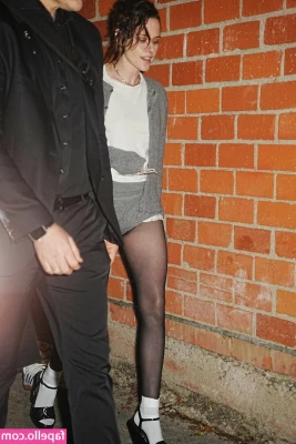 Kristen Stewart [ kristen-stewart ] - I'm holding a bouquet, but I could be holding something else 😈
