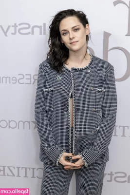 Kristen Stewart [ kristen-stewart ] - Cum see what this slave girl can do for you