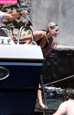 Kristen Stewart [ kristen-stewart ] - Waiting for someone to pull my hair, will it be you? 😩