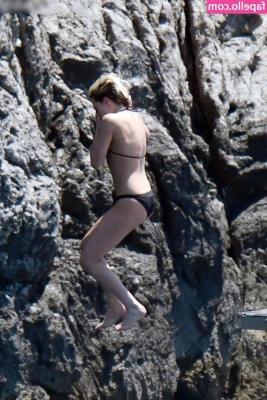 Kristen Stewart [ kristen-stewart ] - Happy playful Friday  Getting excited about the weekend  I was out