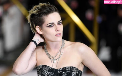 Kristen Stewart [ kristen-stewart ] - I just can t resist seeing him with his nike socks and Jordan 1  It