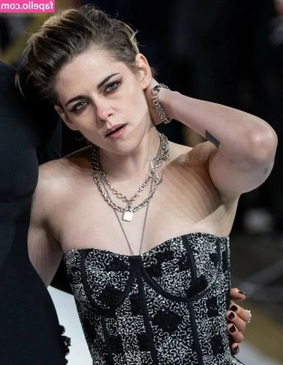Kristen Stewart [ kristen-stewart ] - Pink and yummy