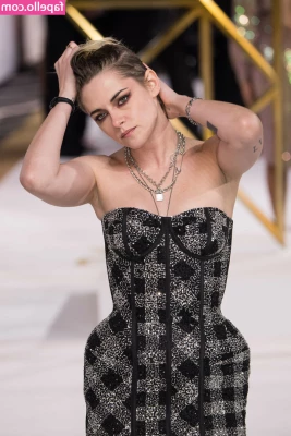 Kristen Stewart [ kristen-stewart ] - Good morning! Happy hump day!!