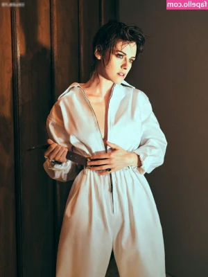 Kristen Stewart [ kristen-stewart ] - Little booties need ate  I mean love too