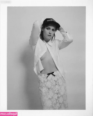 Kristen Stewart [ kristen-stewart ] - Howdy - It's been a while, folks. See you soon 🤤😉