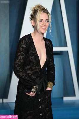 Kristen Stewart [ kristen-stewart ] - Going Live Today At 7pm EST  Tune In