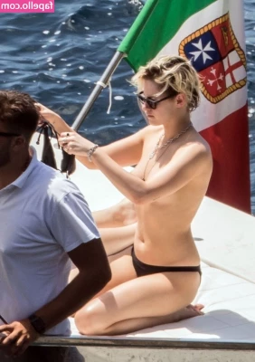 Kristen Stewart [ kristen-stewart ] - Einsprühen mit Sahne
