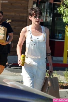 Kristen Stewart [ kristen-stewart ] - looking for a snack