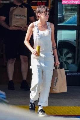 Kristen Stewart [ kristen-stewart ] - Good Morninggg 😛 I hope u love waking up to my big titties and