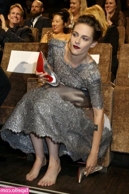 Kristen Stewart [ kristen-stewart ] - I'm like the lady of hearts, but without panties😁Does red suit