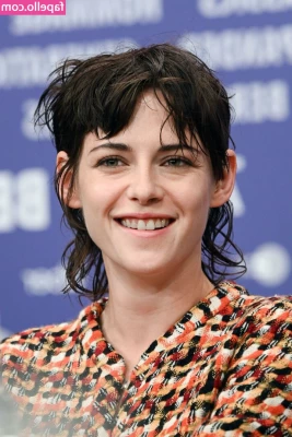 Kristen Stewart [ kristen-stewart ] - some deeeeeep stretching LIVE on @vodkamilk followed by a steamy