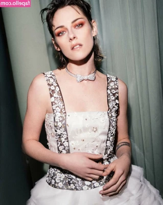 Kristen Stewart [ kristen-stewart ] - We love a facial here